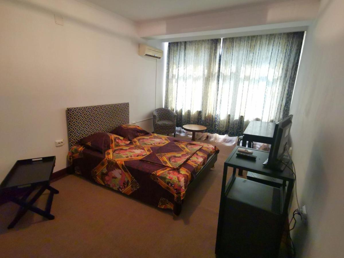 Hotel Dinastia Piteşti Extérieur photo