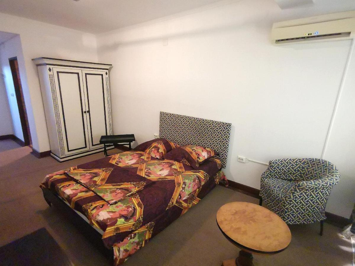 Hotel Dinastia Piteşti Extérieur photo