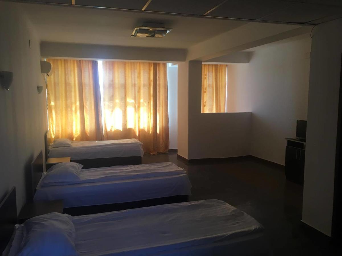 Hotel Dinastia Piteşti Extérieur photo