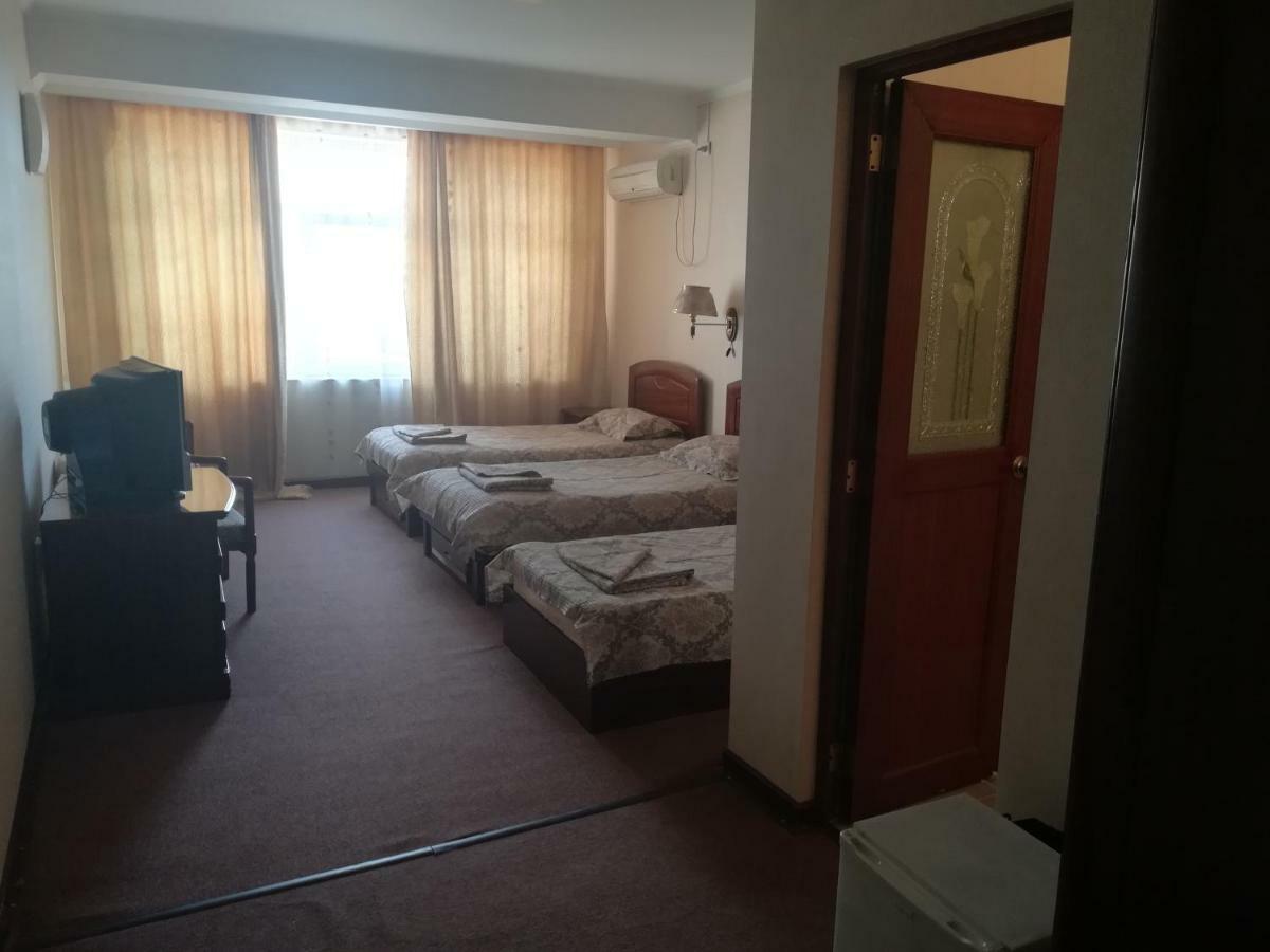 Hotel Dinastia Piteşti Extérieur photo